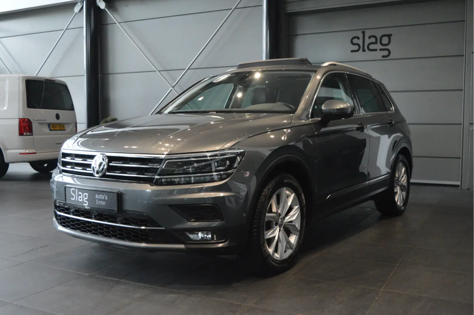 Volkswagen Tiguan 1.4 TSI ACT Highline navi pano leer camera trekhaa Grijs - 2
