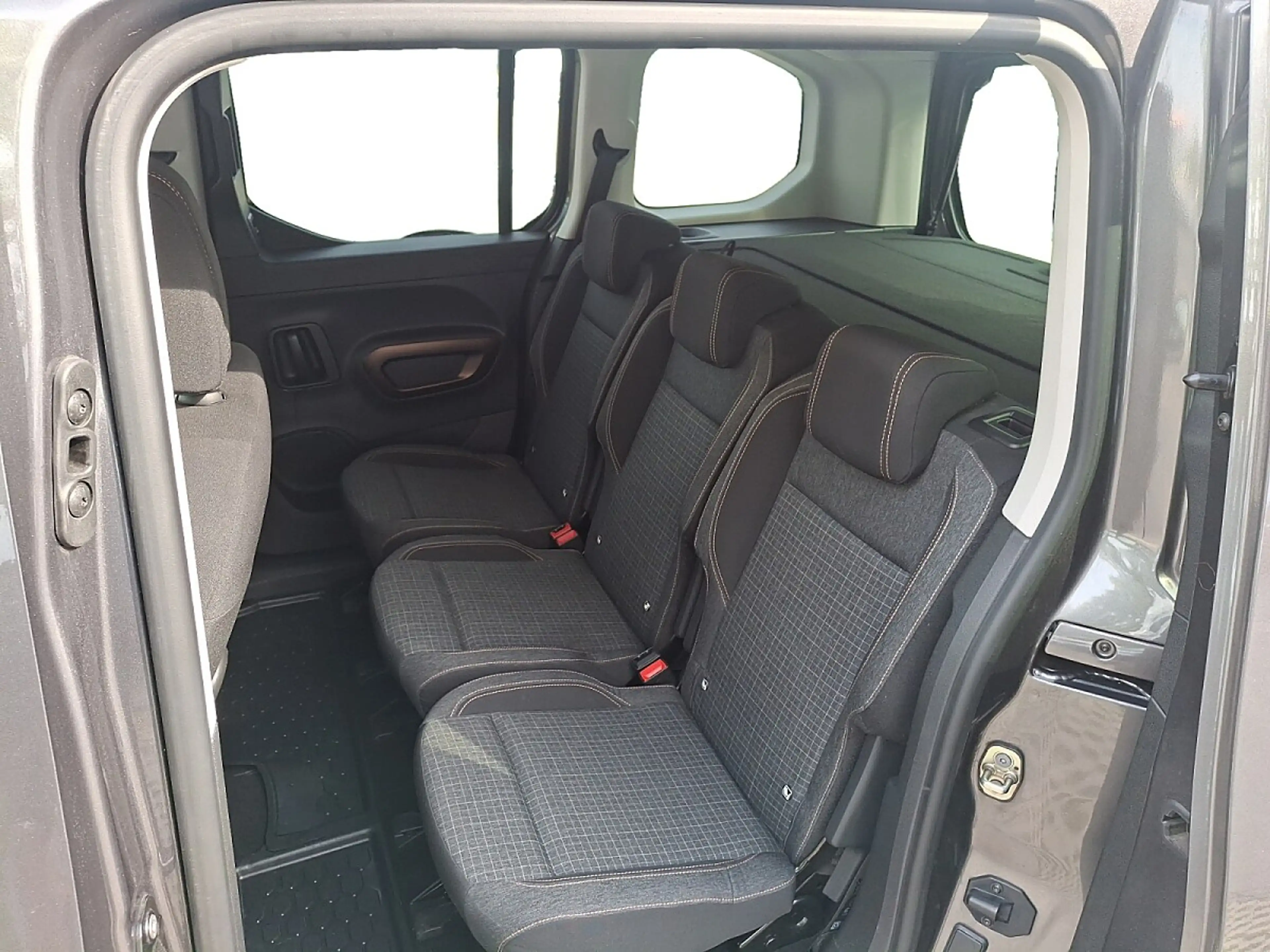 Peugeot Rifter 1,5 BlueHDI 130 S&S GT Line EAT8 Aut. — photo 13