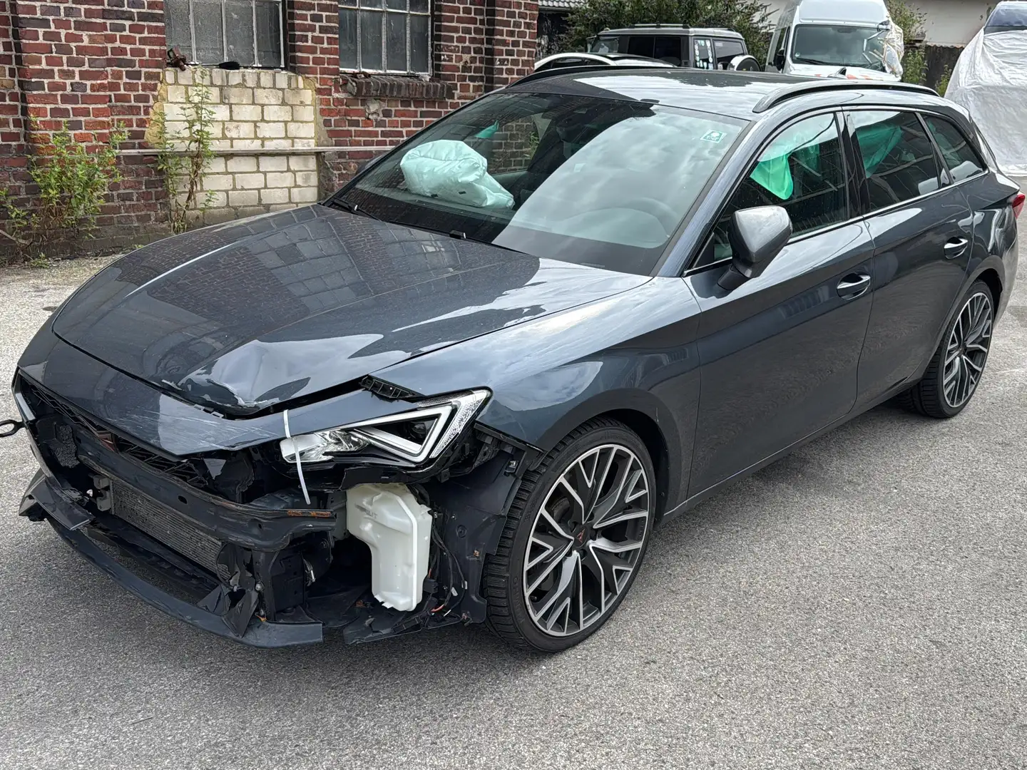 CUPRA Leon Sportstourer VZ 2.0 Automatik Kamera CarPlay 1.Han Grau - 1