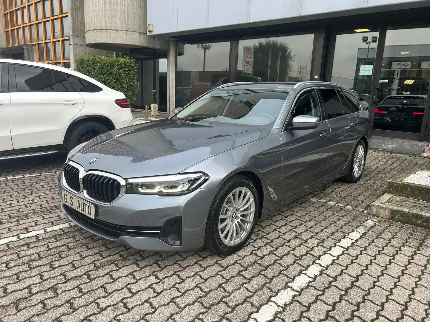 BMW 520 d Touring mhev 48V xdrive Business auto Gris - 1
