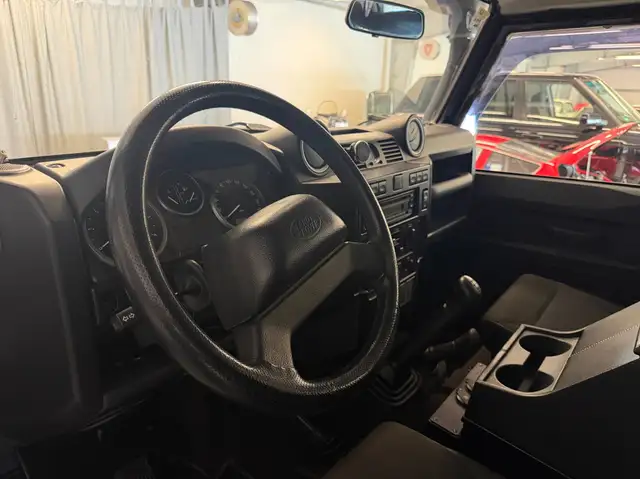Land Rover Defender 110 view 8