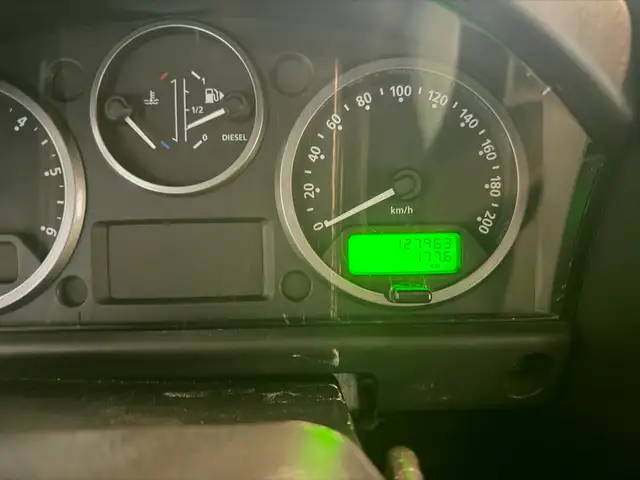 Land Rover Defender 110 view 7