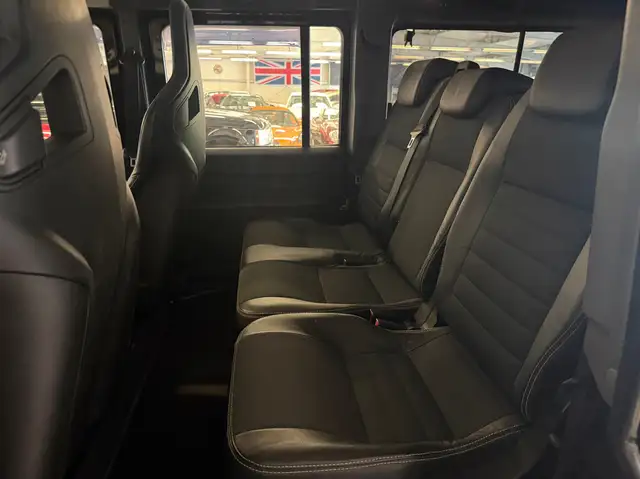 Land Rover Defender 110 view 9