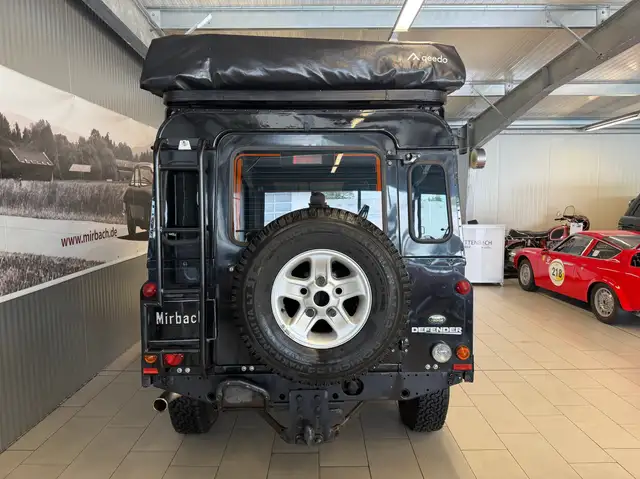 Land Rover Defender 110 view 4