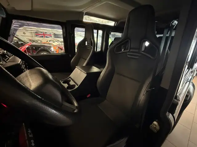 Land Rover Defender 110 view 10