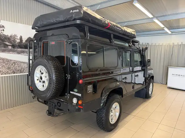 Land Rover Defender 110 view 5
