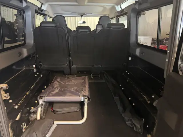 Land Rover Defender 110 view 11