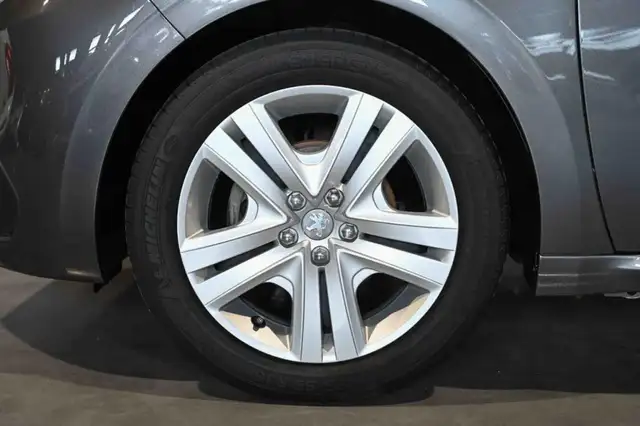 Peugeot 208 view 9