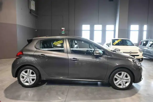 Peugeot 208 view 4