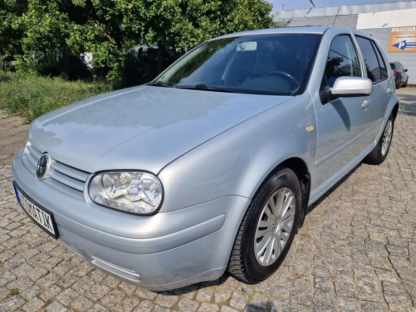 Volkswagen Golf 1.6 Auto Basis Tüv neu Automatik Juni 2027 Silber - 2