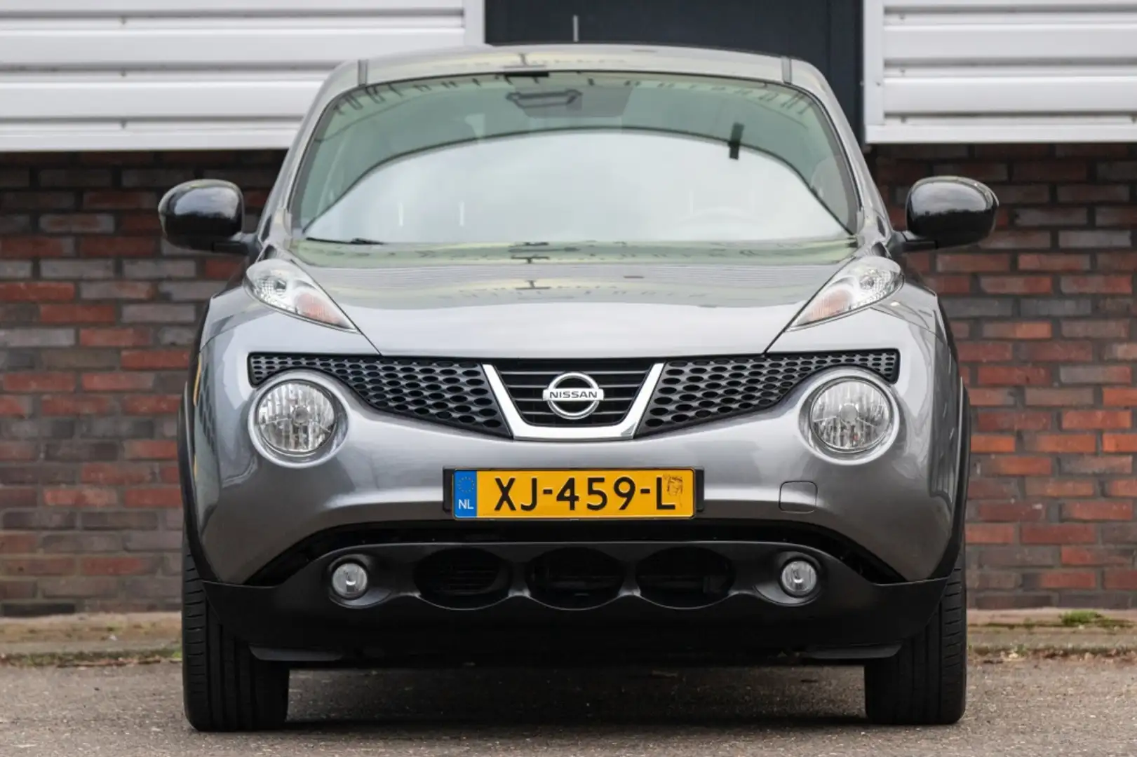 Nissan Juke 1.6 Connect Ed. Grijs - 1