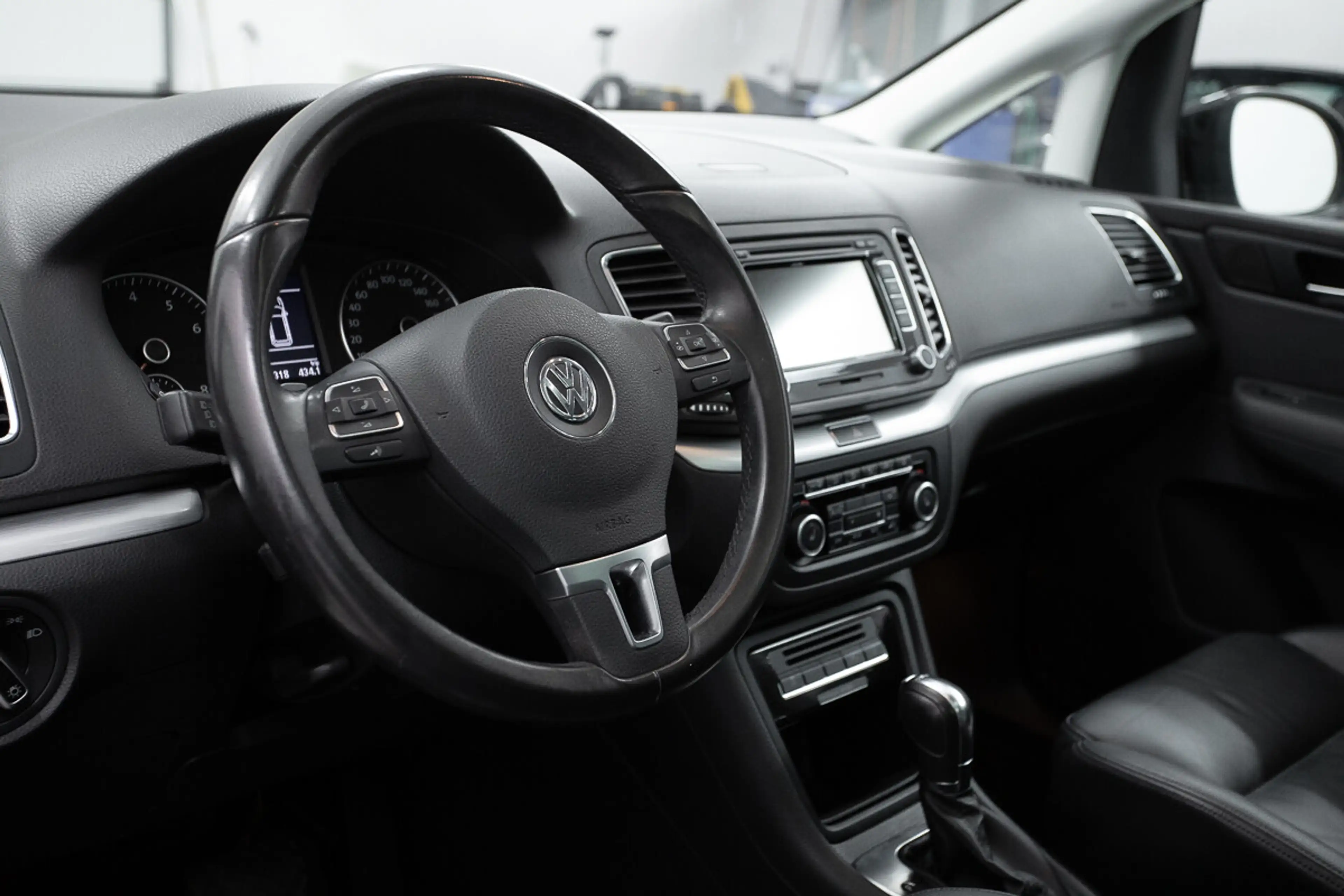 Volkswagen Sharan Highline BMT 2,0 TSI DSG | AHK | Sky | Leder — photo 14