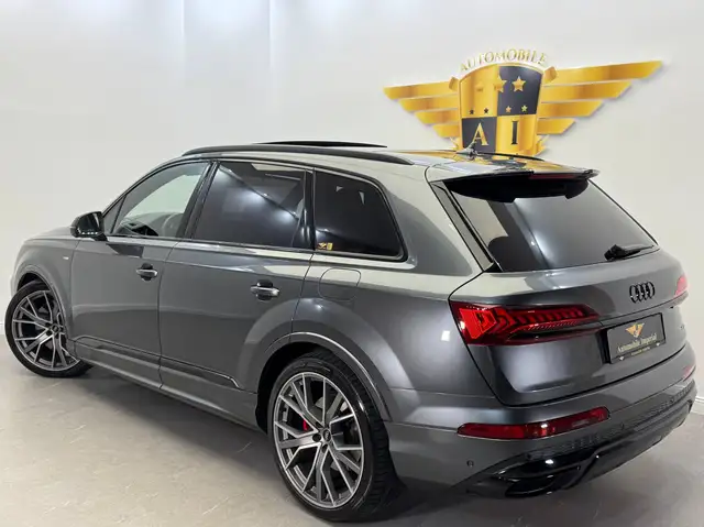 Audi Q7 view 3