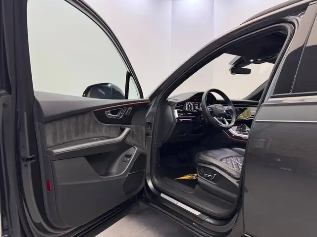 Audi Q7 view 11