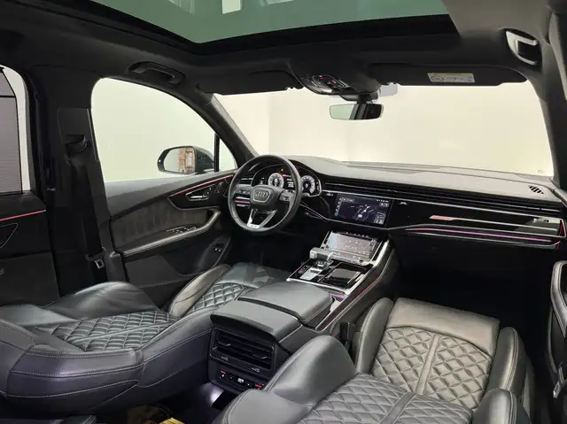 Audi Q7 view 9