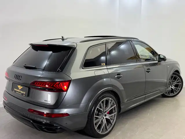 Audi Q7 view 4