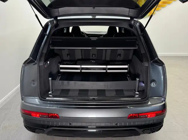 Audi Q7 view 24