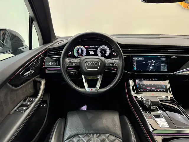 Audi Q7 view 10
