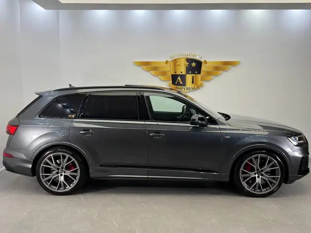 Audi Q7 view 8