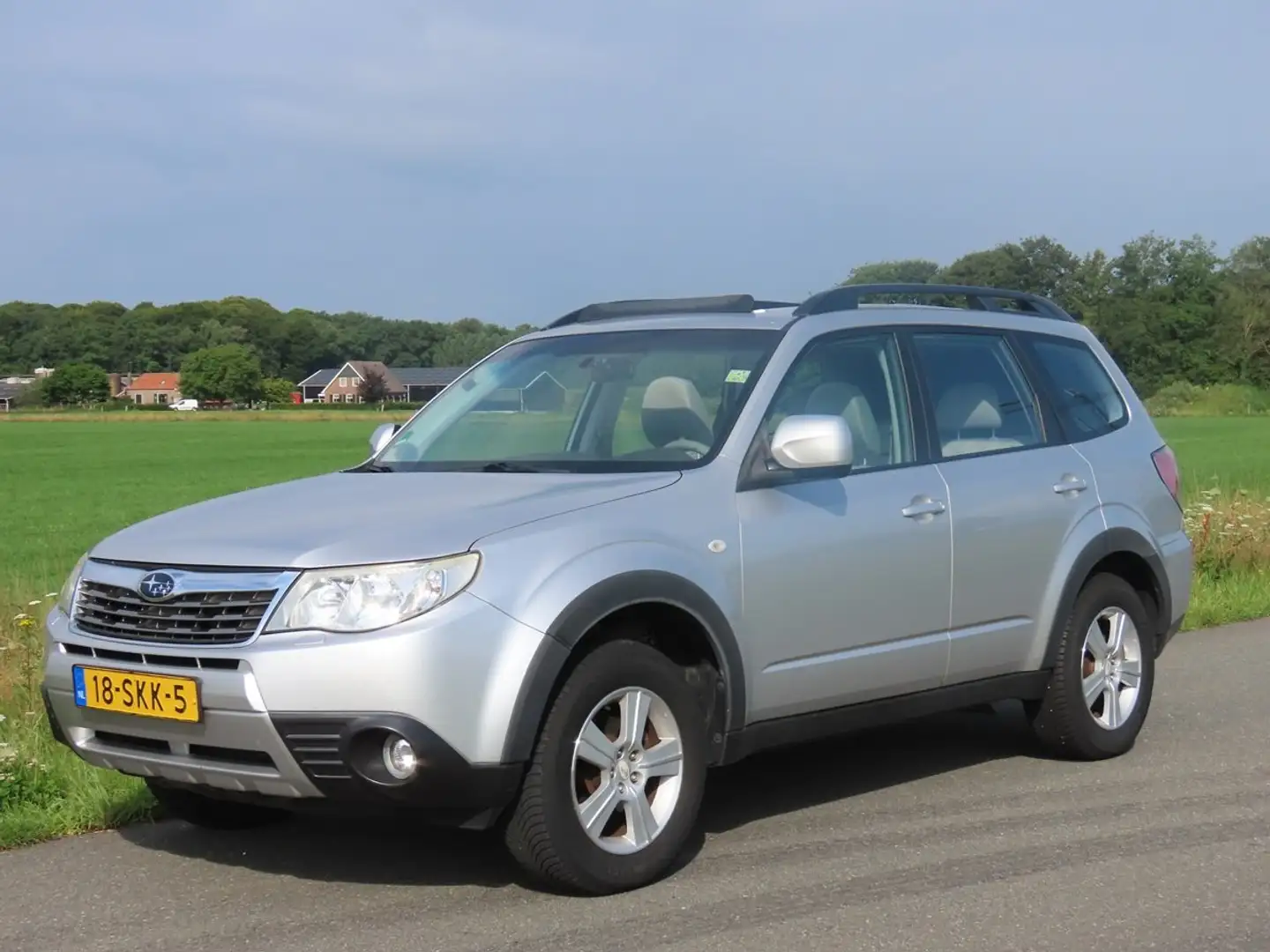 Subaru Forester 2.0 Luxury, Pano, Cruise, ECC, Navi, Camera, Haak Grijs - 2