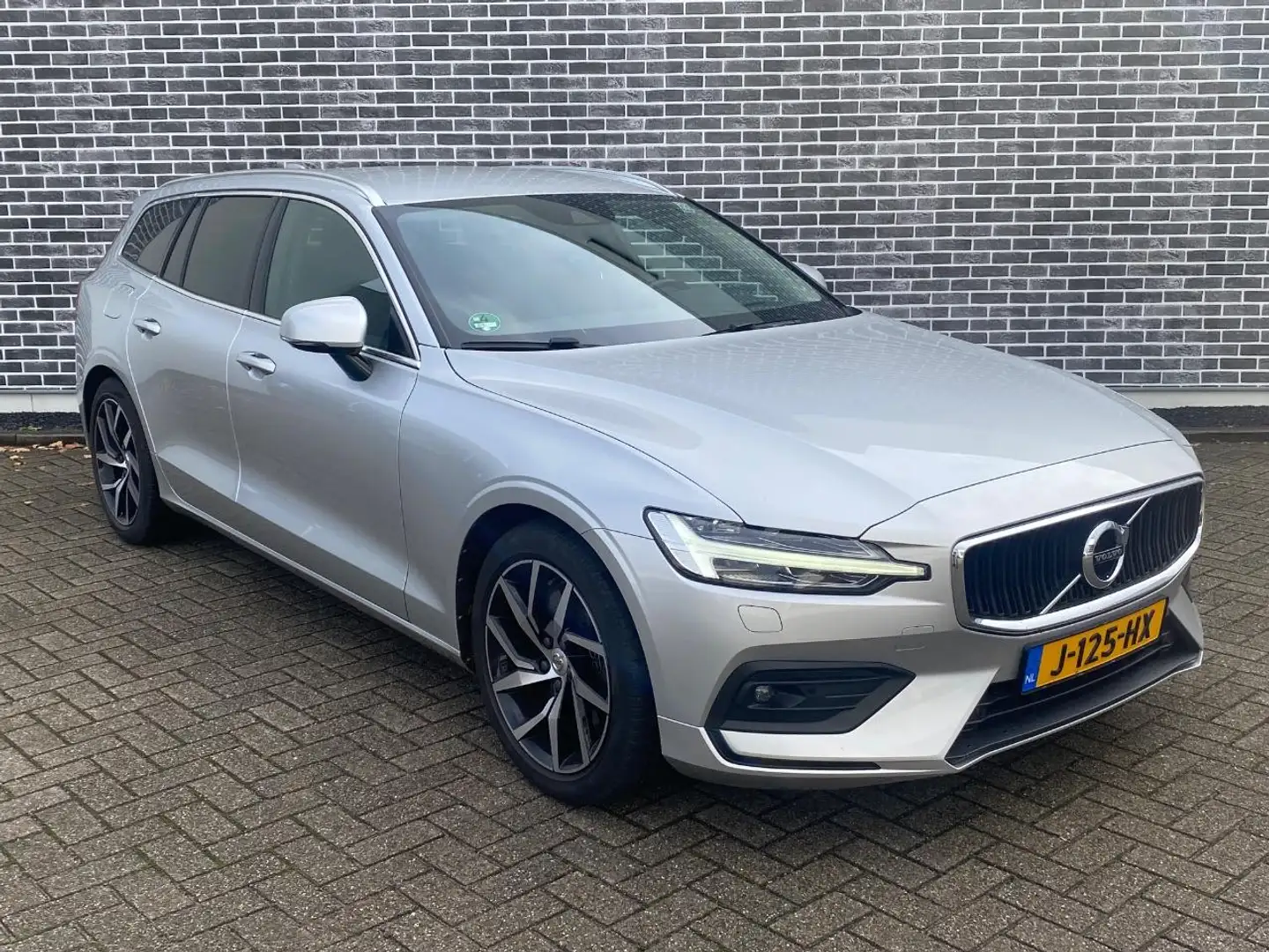 Volvo V60 2.0 T5 Momentum | Trekhaak | Adaptive cruise contr Gris - 2