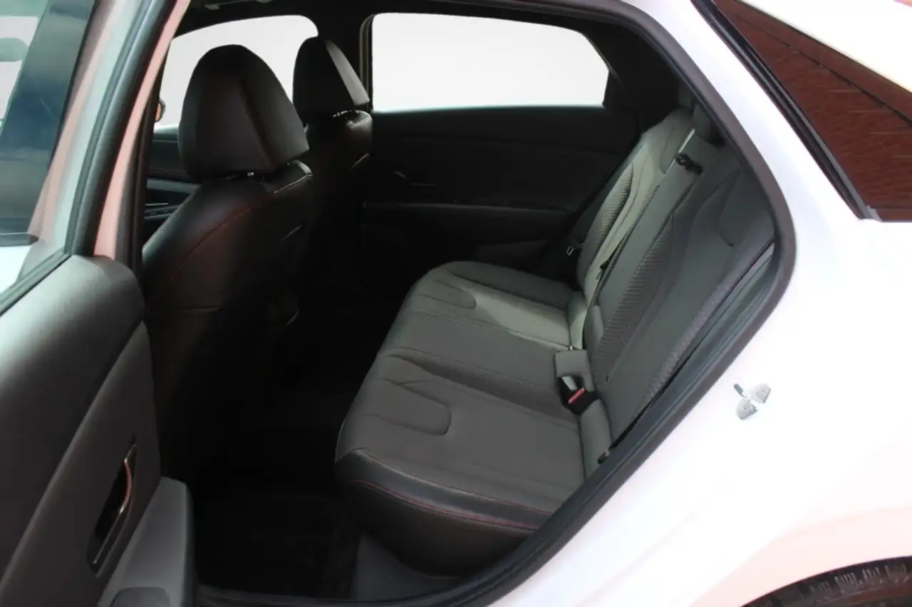 Hyundai ELANTRA снимка Hyundai ELANTRA
