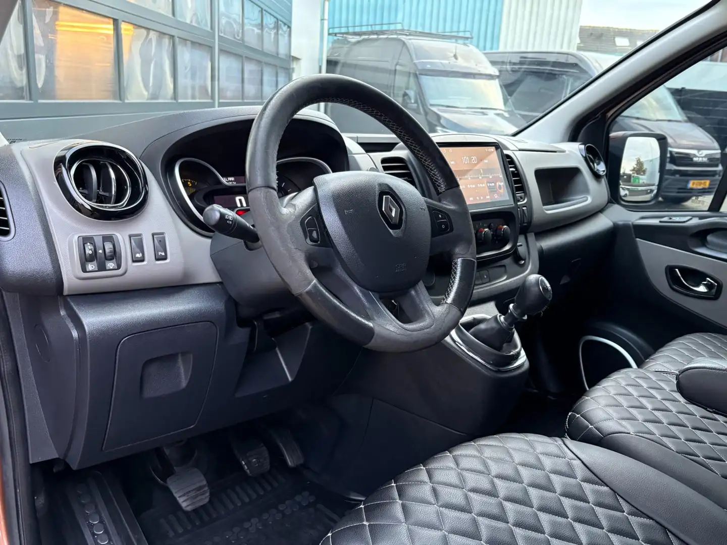 Renault Trafic 1.6dCi 140pk L2H1 Airco Cruise 3-pers. GEÏSOLEERD Bruin - 2