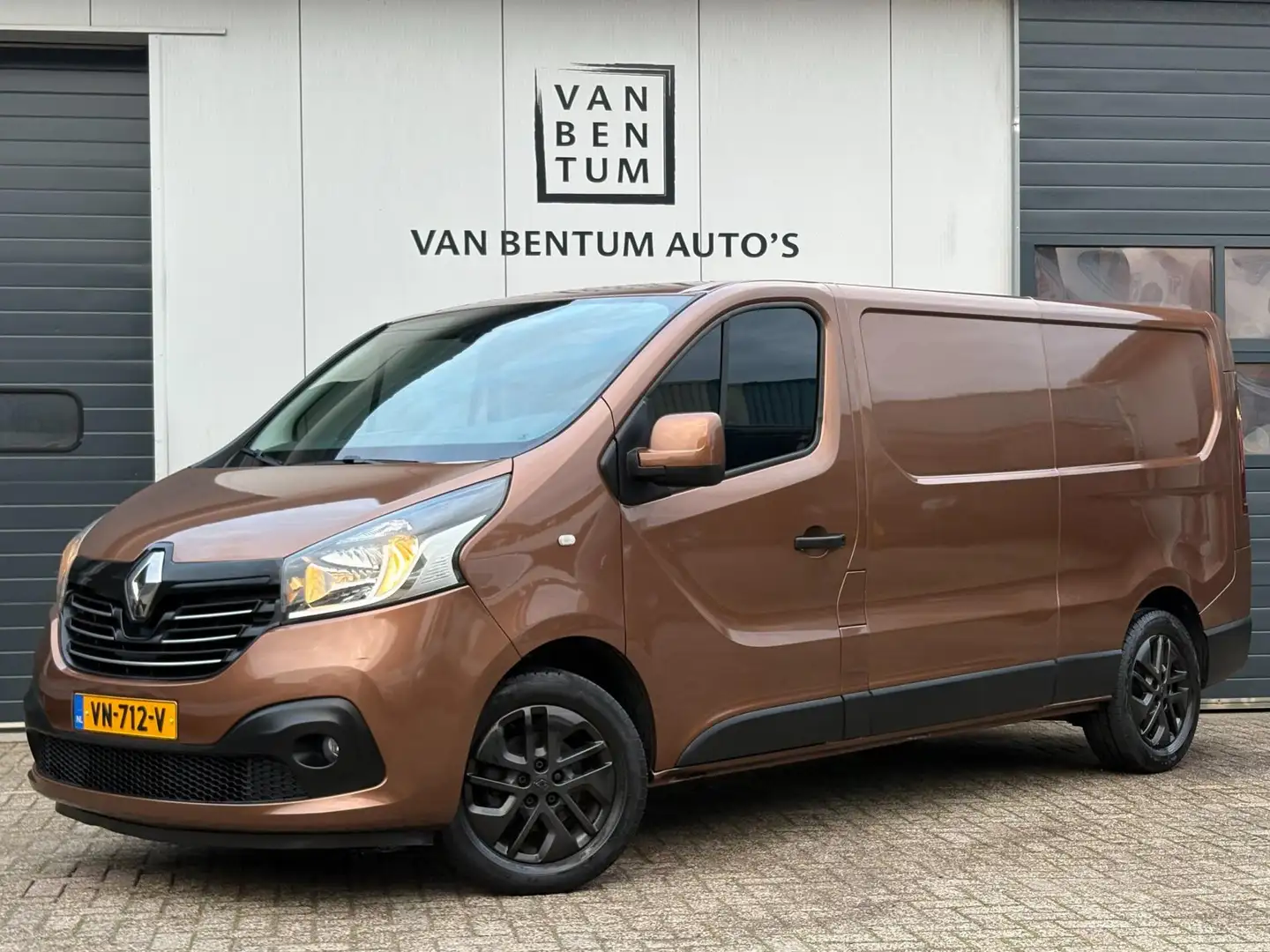 Renault Trafic 1.6dCi 140pk L2H1 Airco Cruise 3-pers. GEÏSOLEERD Bruin - 1