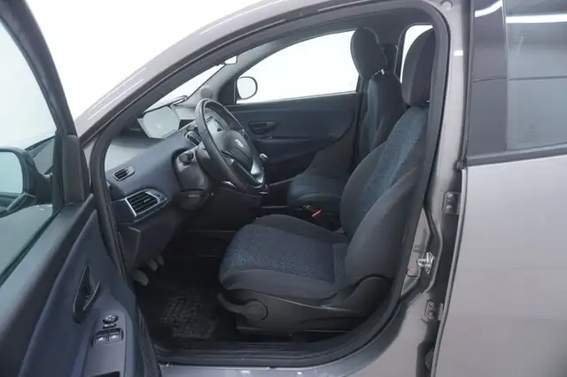 Lancia Ypsilon view 10