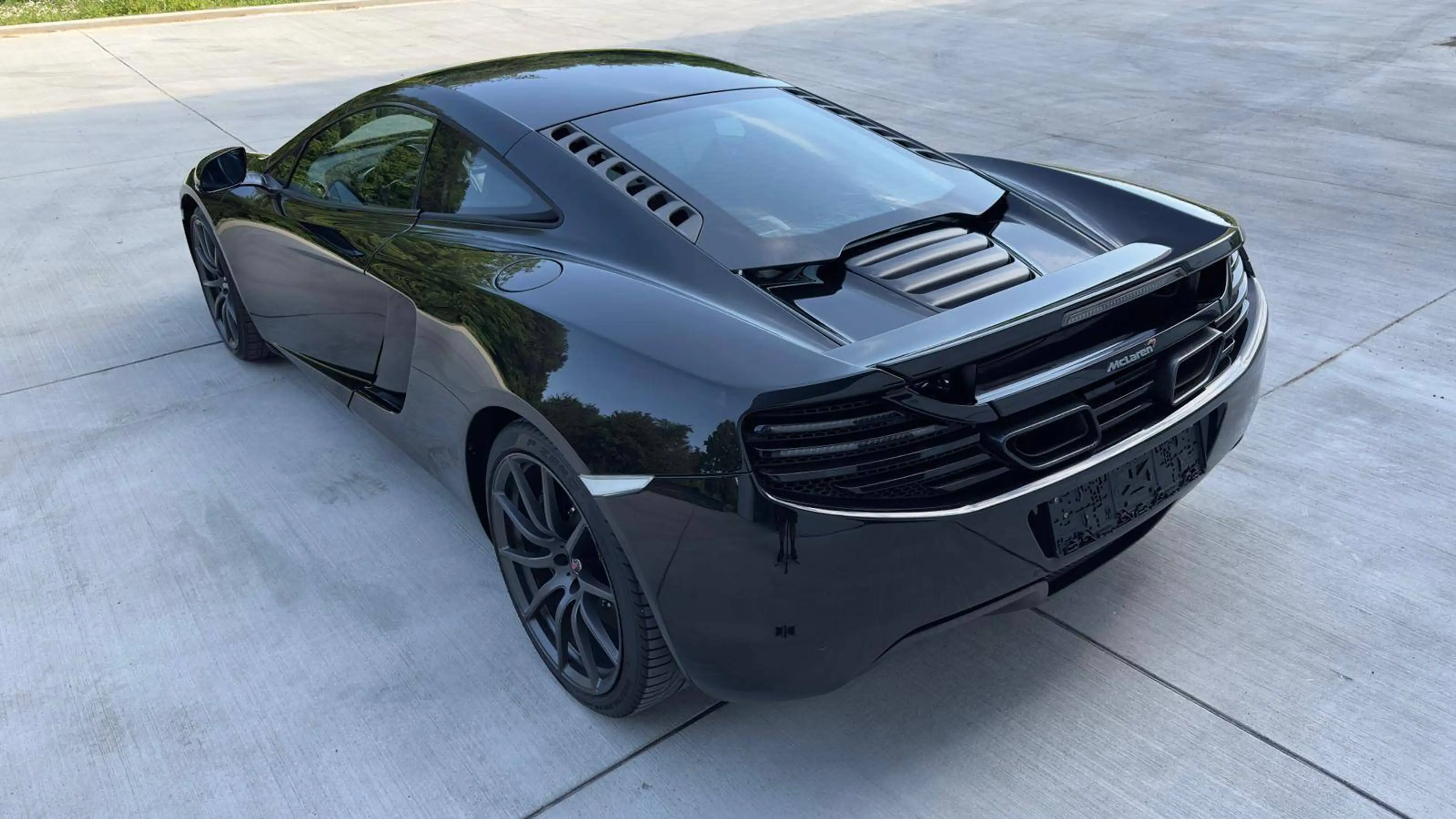 McLaren MP4-12C MP4-12C/ Premiere main / Carbone / ... — photo 10