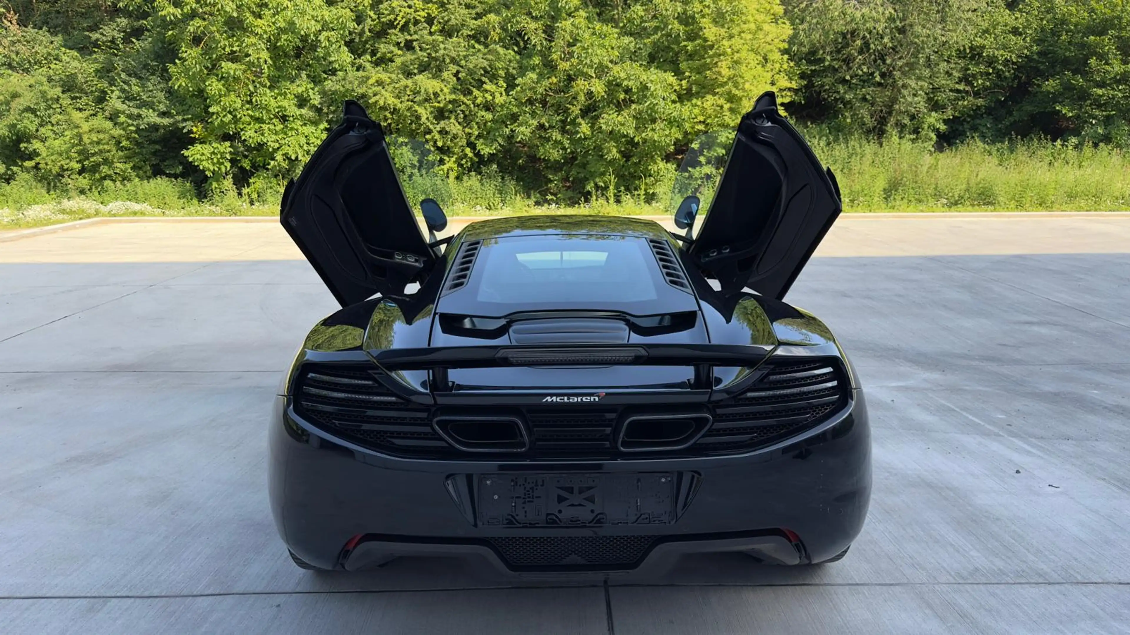 McLaren MP4-12C MP4-12C/ Premiere main / Carbone / ... — photo 12