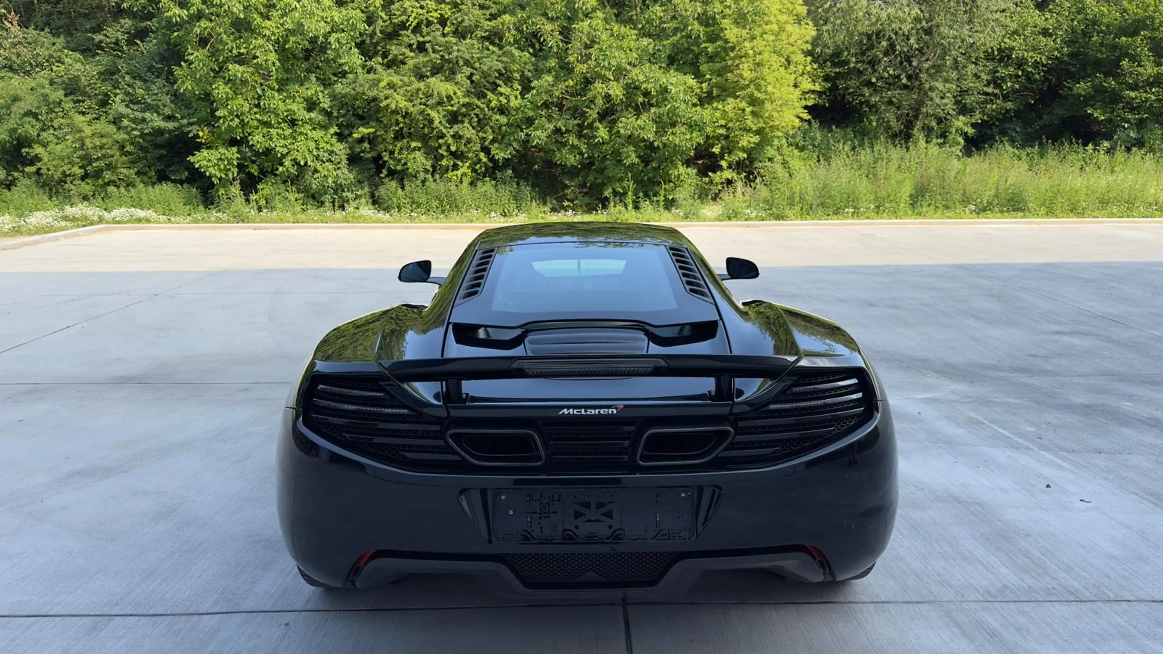 McLaren MP4-12C MP4-12C/ Premiere main / Carbone / ... — photo 11