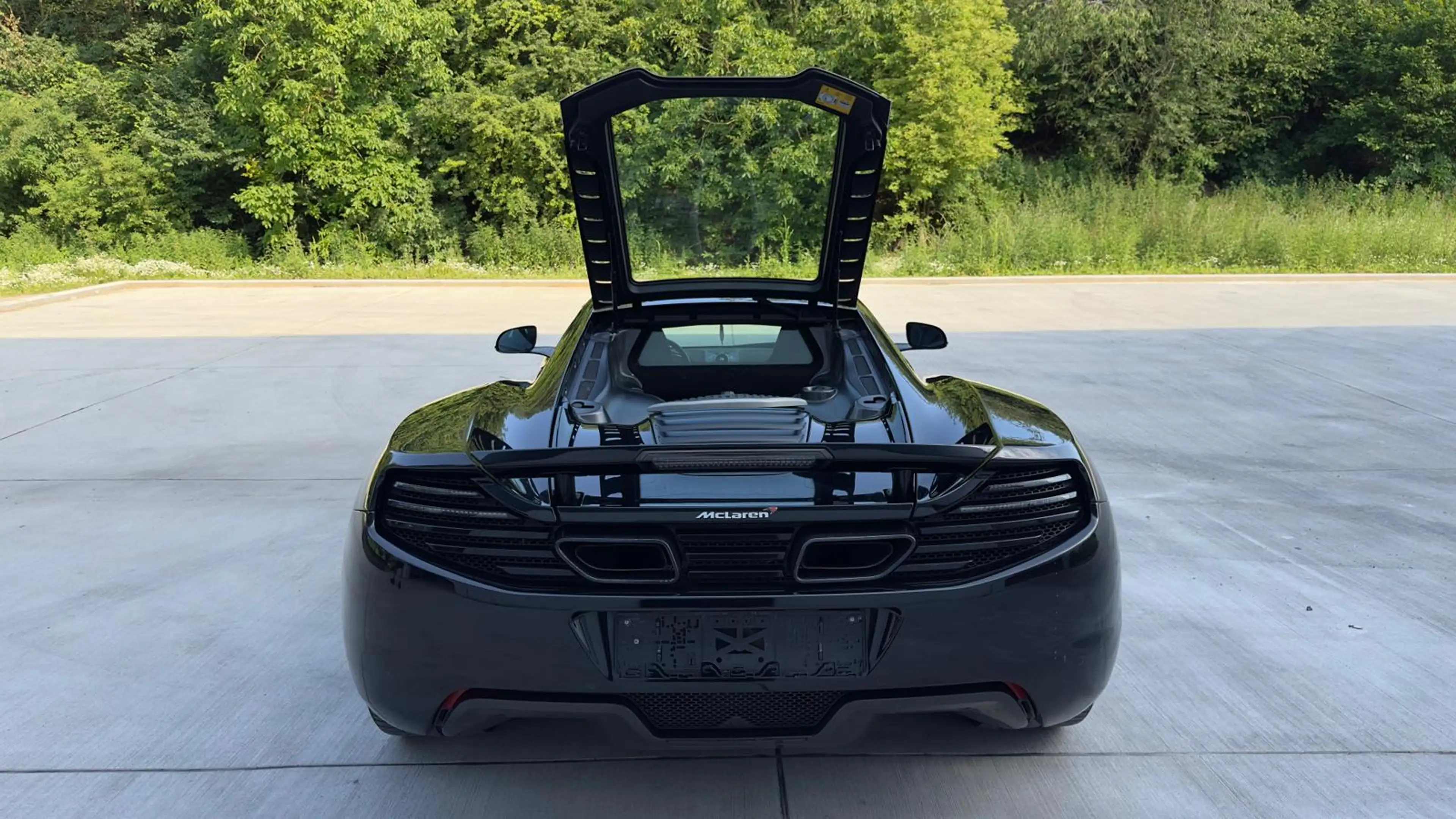 McLaren MP4-12C MP4-12C/ Premiere main / Carbone / ... — photo 13