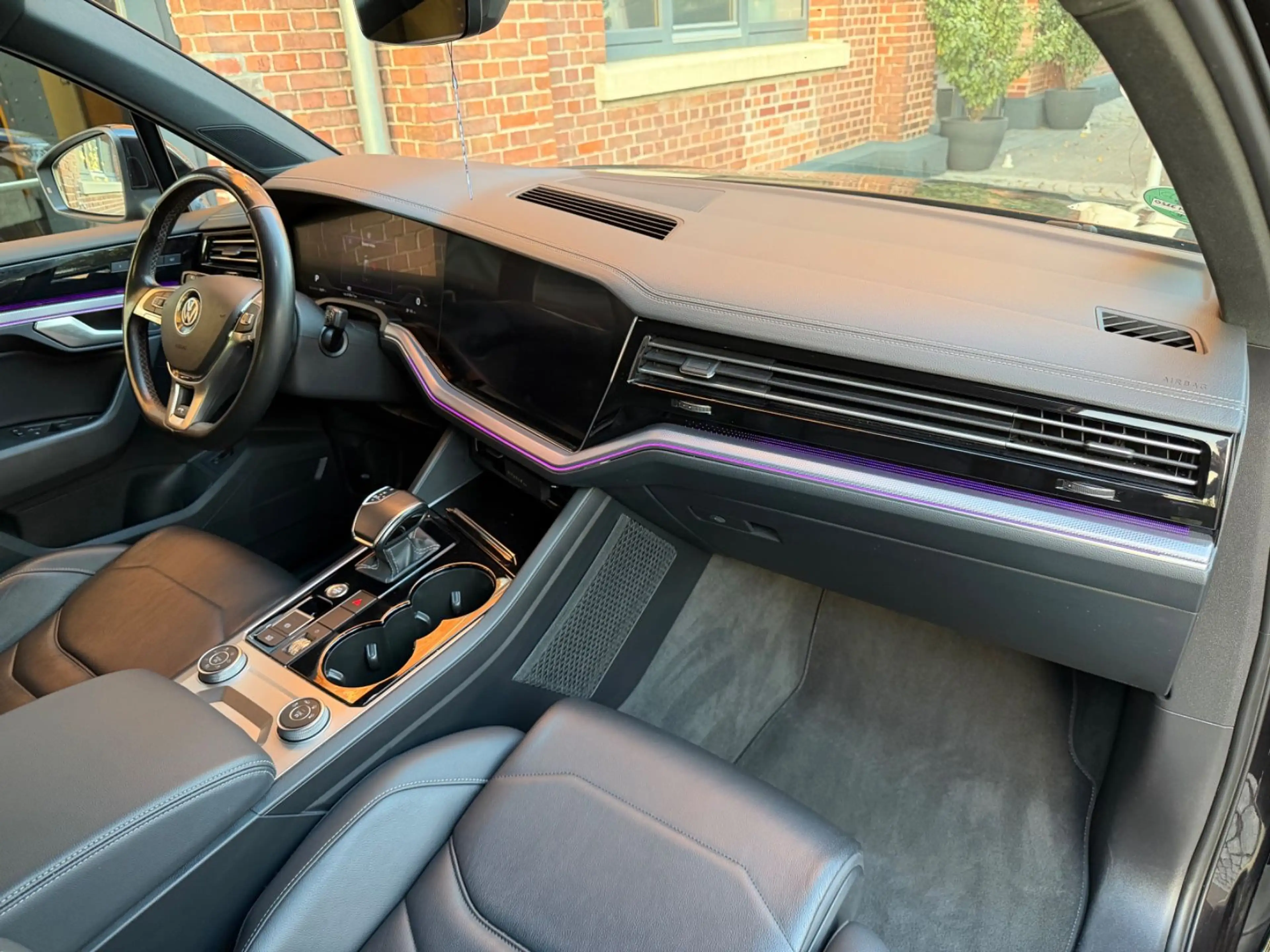 Volkswagen Touareg R-Line 4Motion *AHK*Voll*Leder*Luft* — photo 10
