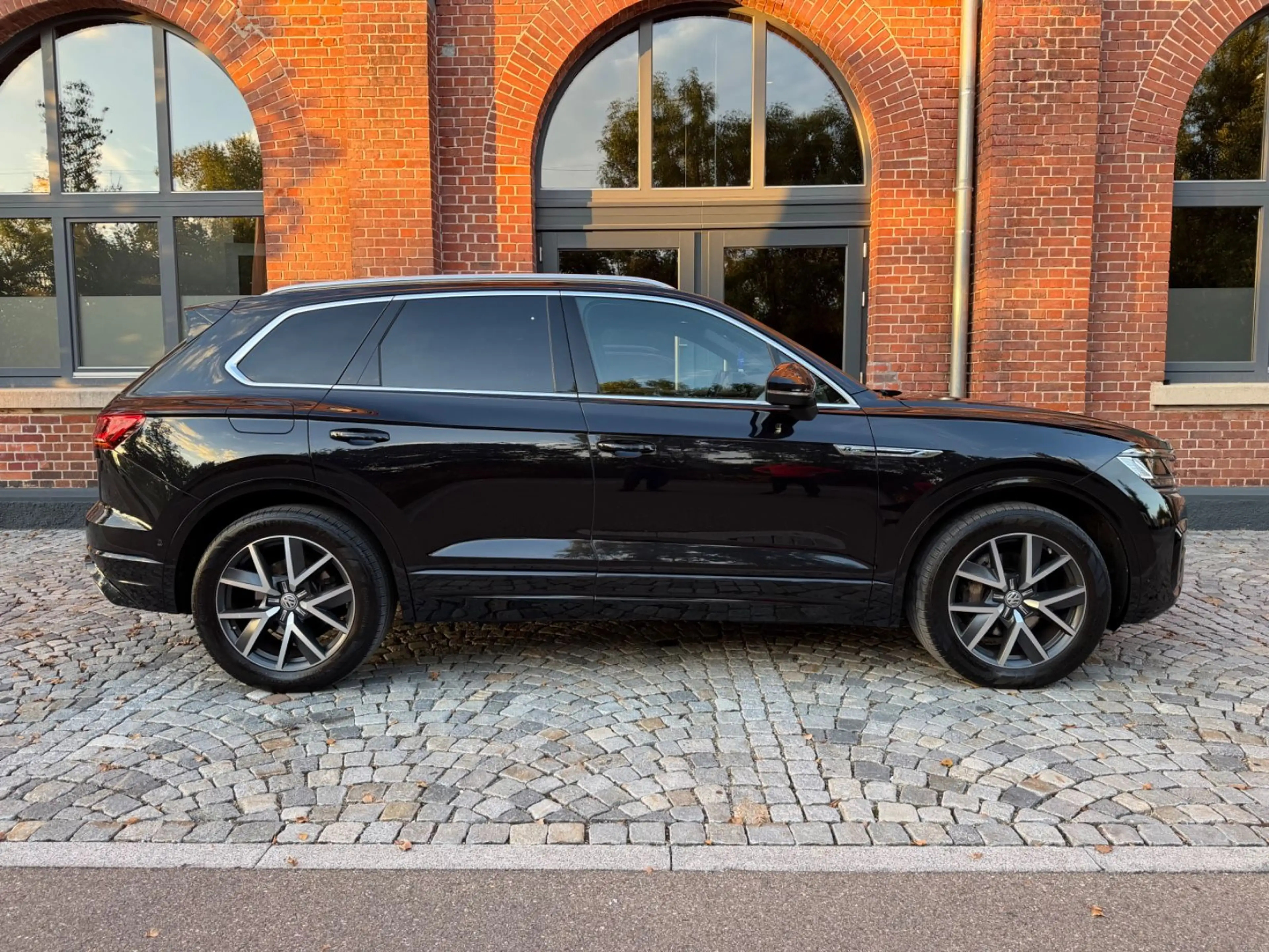 Volkswagen Touareg R-Line 4Motion *AHK*Voll*Leder*Luft* — photo 2