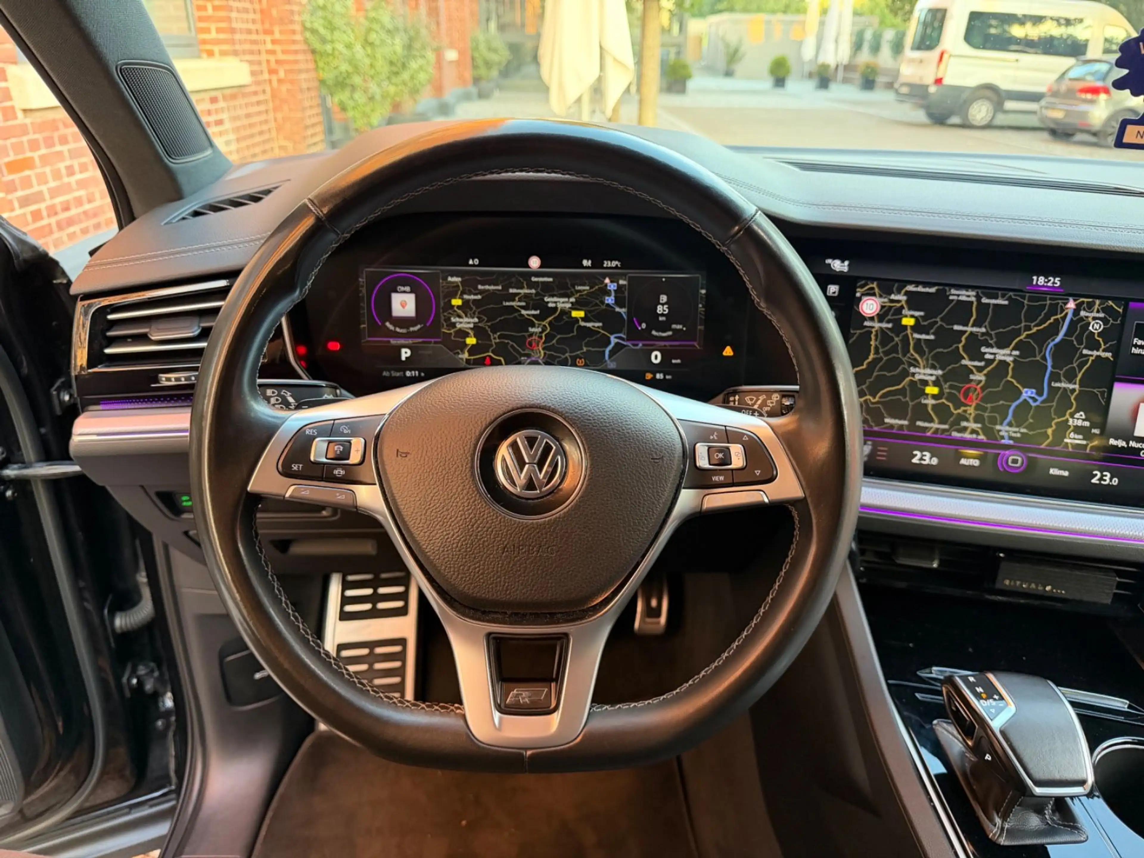 Volkswagen Touareg R-Line 4Motion *AHK*Voll*Leder*Luft* — photo 11