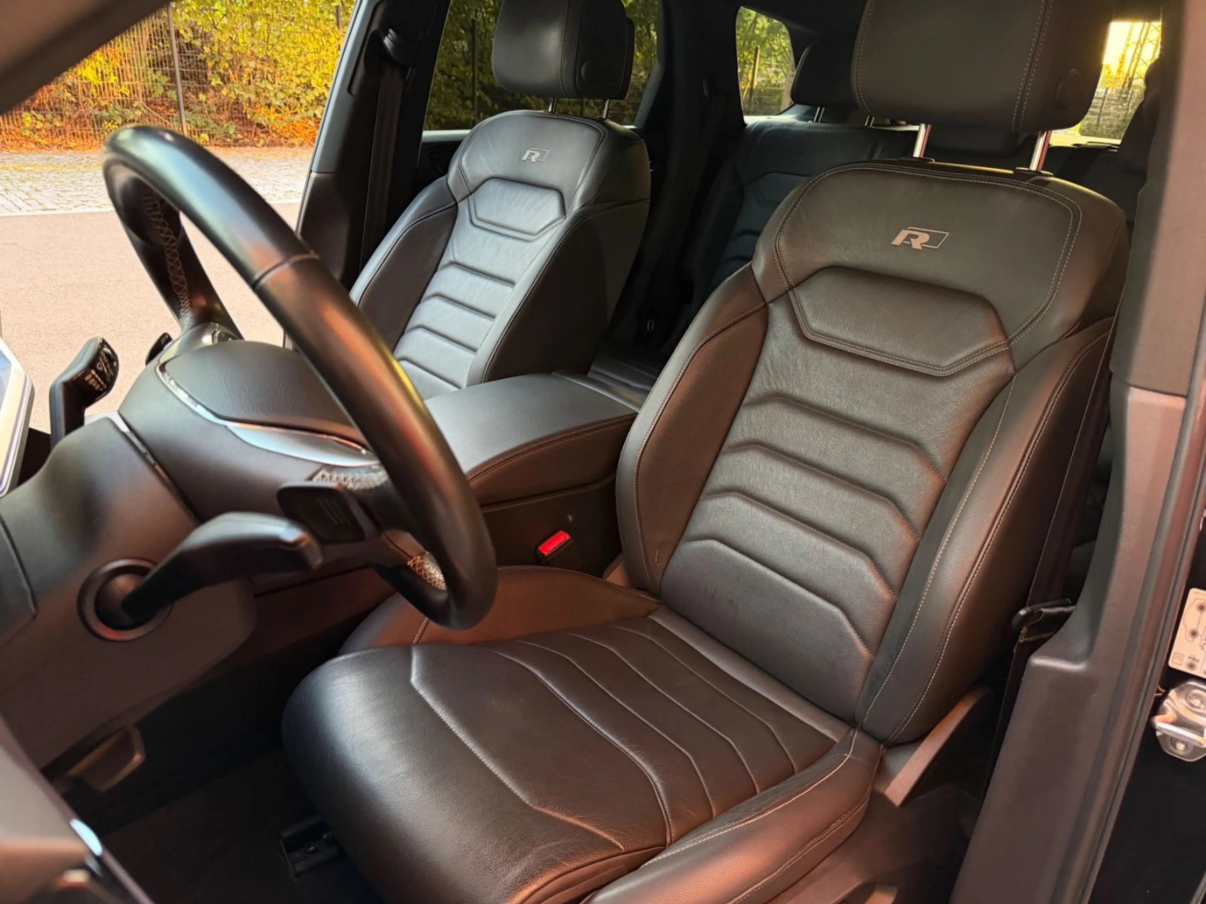 Volkswagen Touareg R-Line 4Motion *AHK*Voll*Leder*Luft* — photo 12