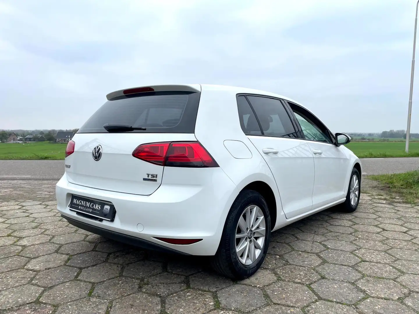 Volkswagen Golf 7 1.2 TSI 5D NAP AIRCO NIEUWE APK GROTE SCHERM VEL Wit - 2