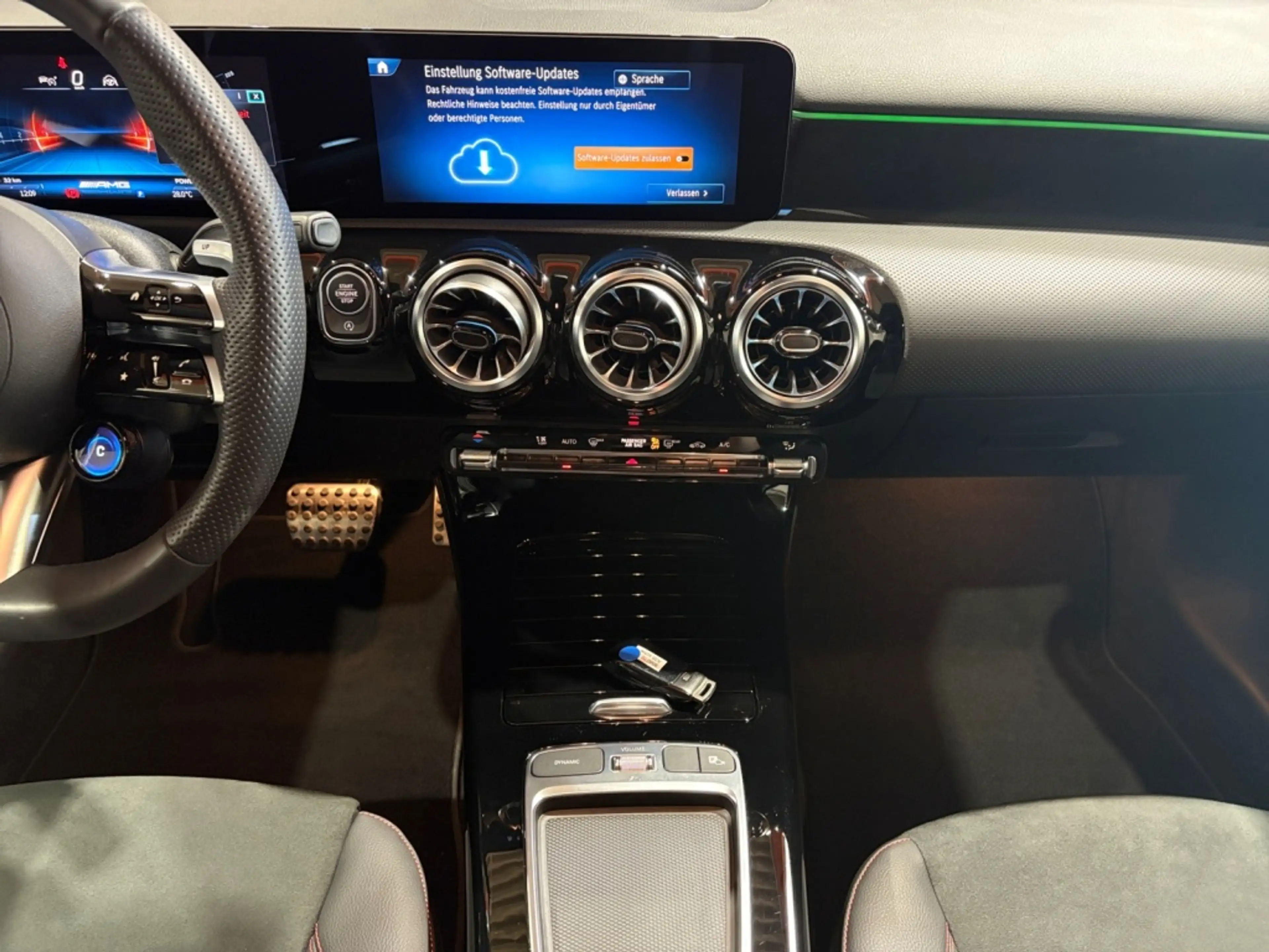 Mercedes-Benz A 35 AMG AMG A 35 4MATIC  Kompaktlimousine AMG|NIGHT|MBUX — photo 12