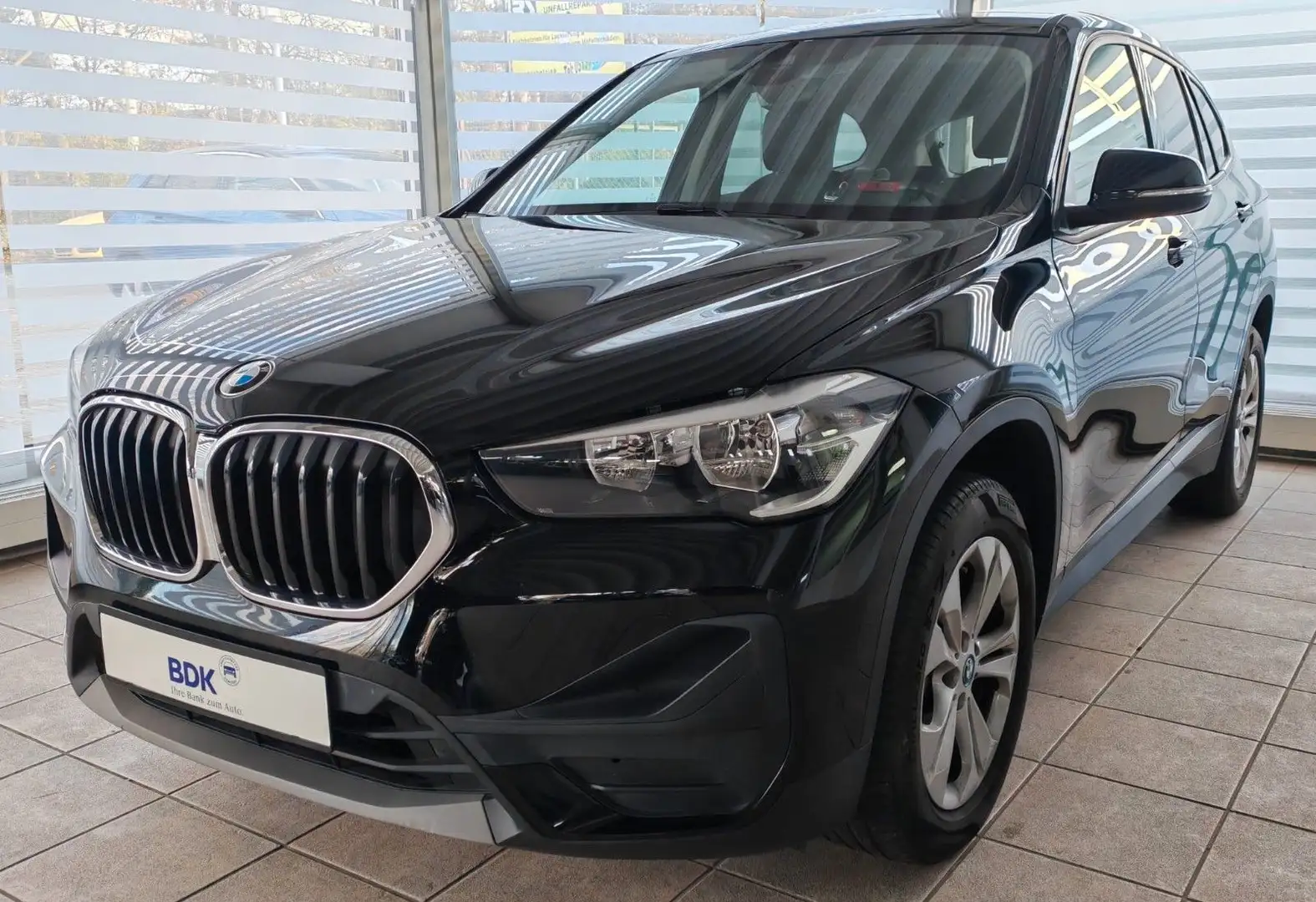 BMW X1 sD18d Aut. AHK Sportsitze HiFi Apple CarPlay Schwarz - 1