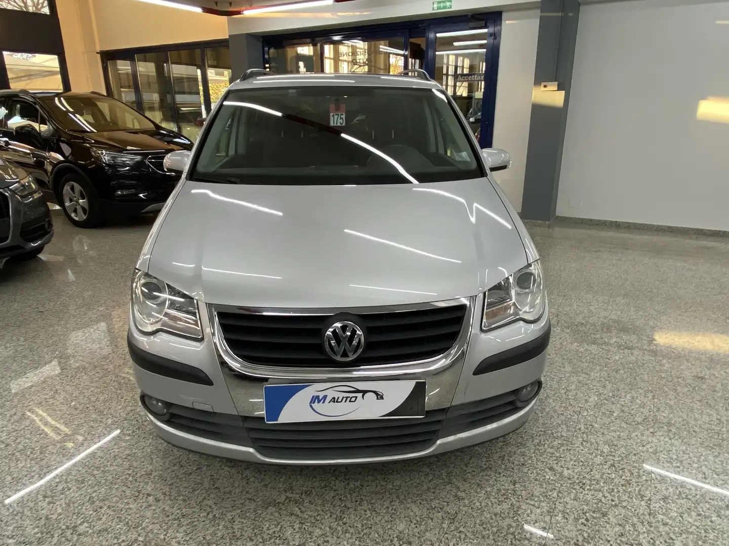 Volkswagen Touran 2.0 Trendline ecofuel Plateado - 1