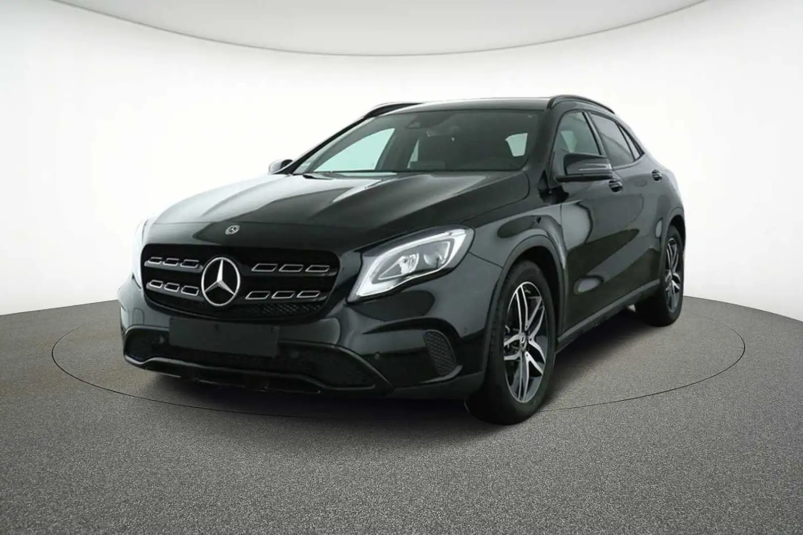 Mercedes-Benz GLA 180 Off-Roader Schwarz - 1
