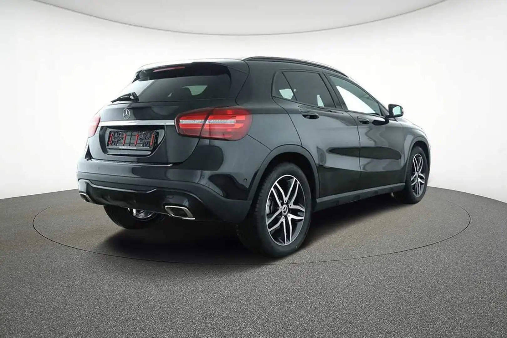 Mercedes-Benz GLA 180 Off-Roader Schwarz - 2
