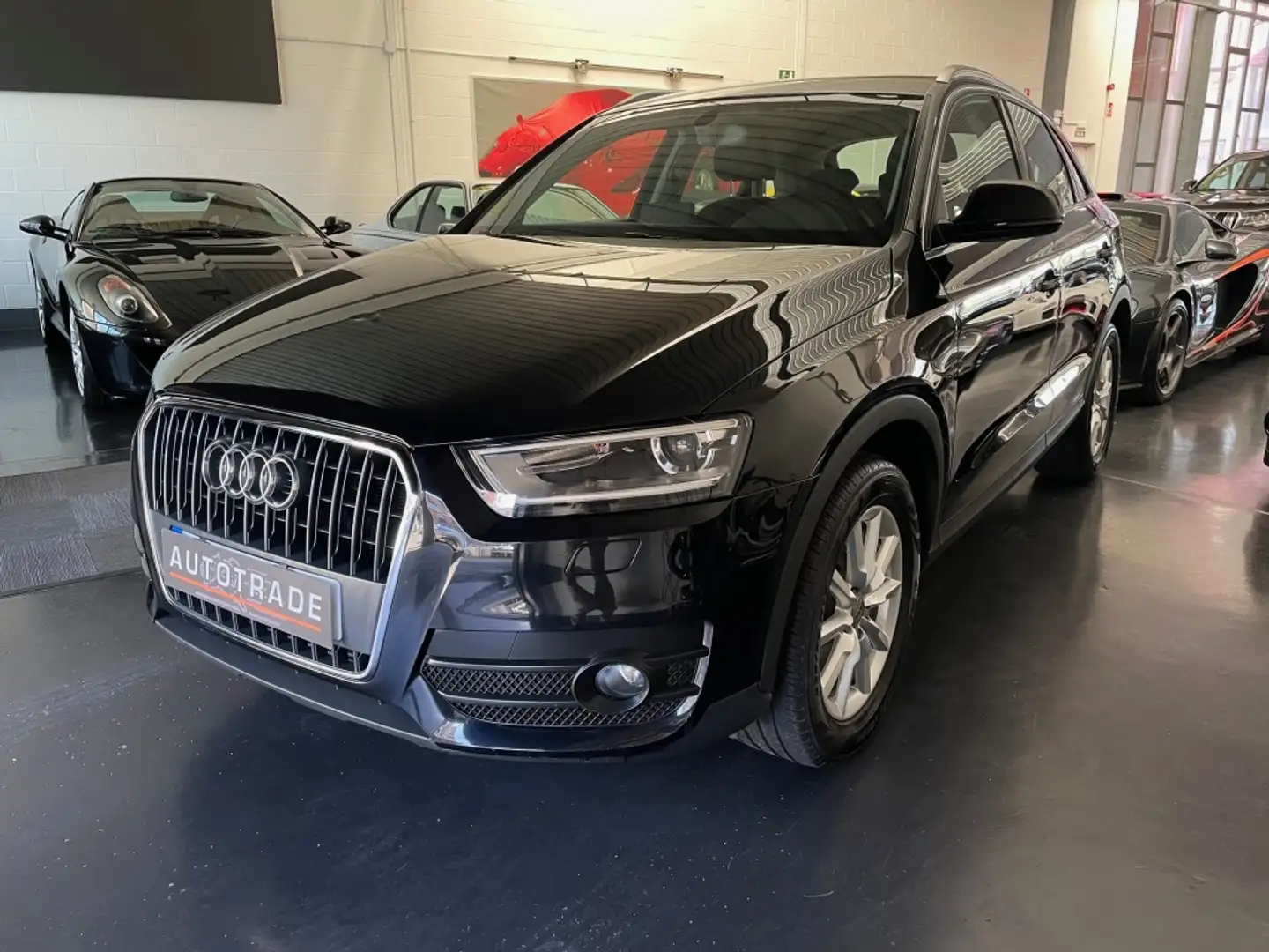 Audi Q3 2.0TDI Ambiente Schwarz - 1