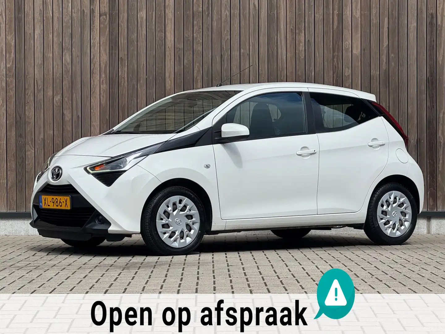 Toyota Aygo 1.0 VVT-i x-play / AUTOMAAT / CAMERA / Wit - 1