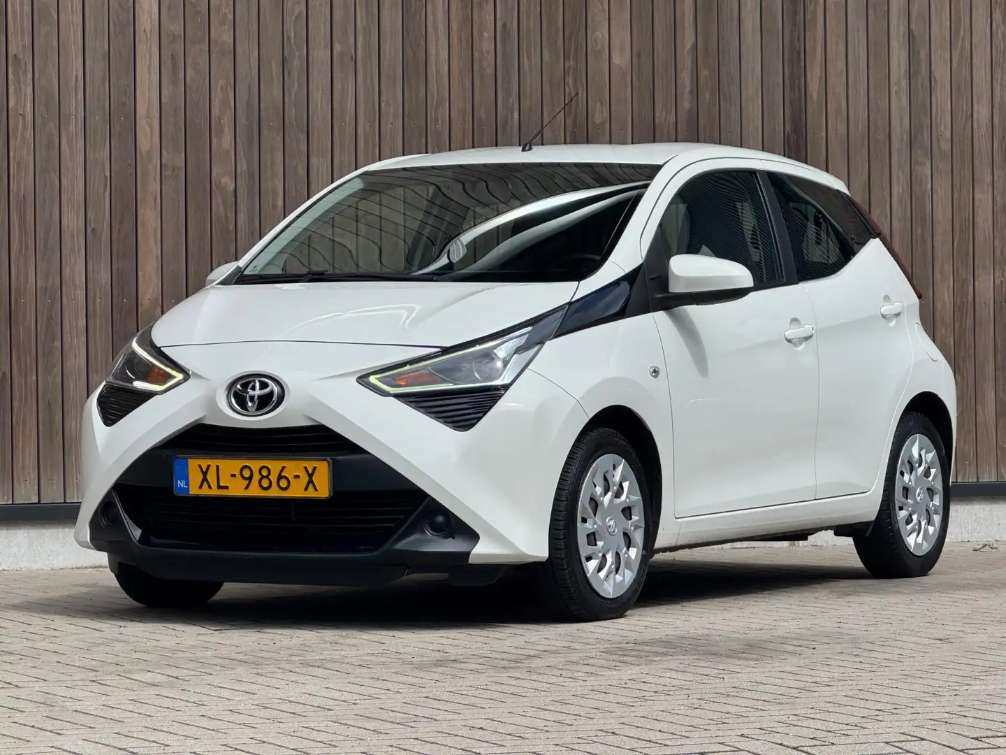 Toyota Aygo 1.0 VVT-i x-play / AUTOMAAT / CAMERA / Wit - 2