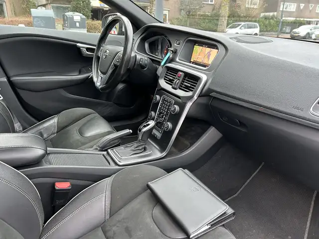 Volvo V40 view 3