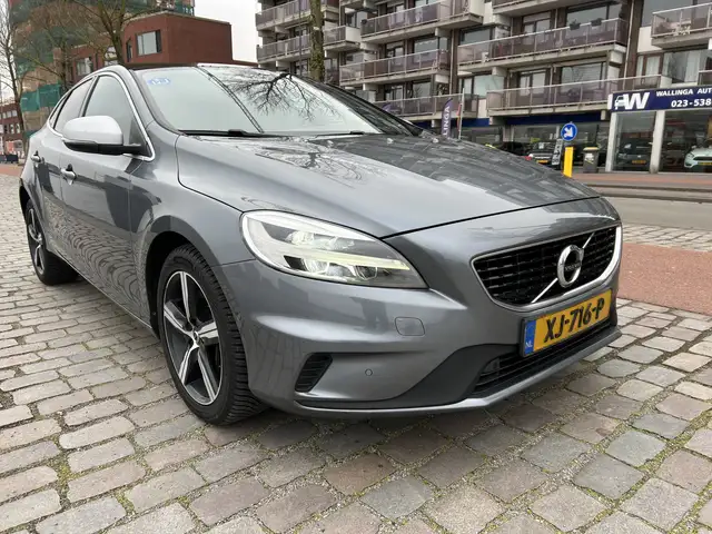 Volvo V40 view 4