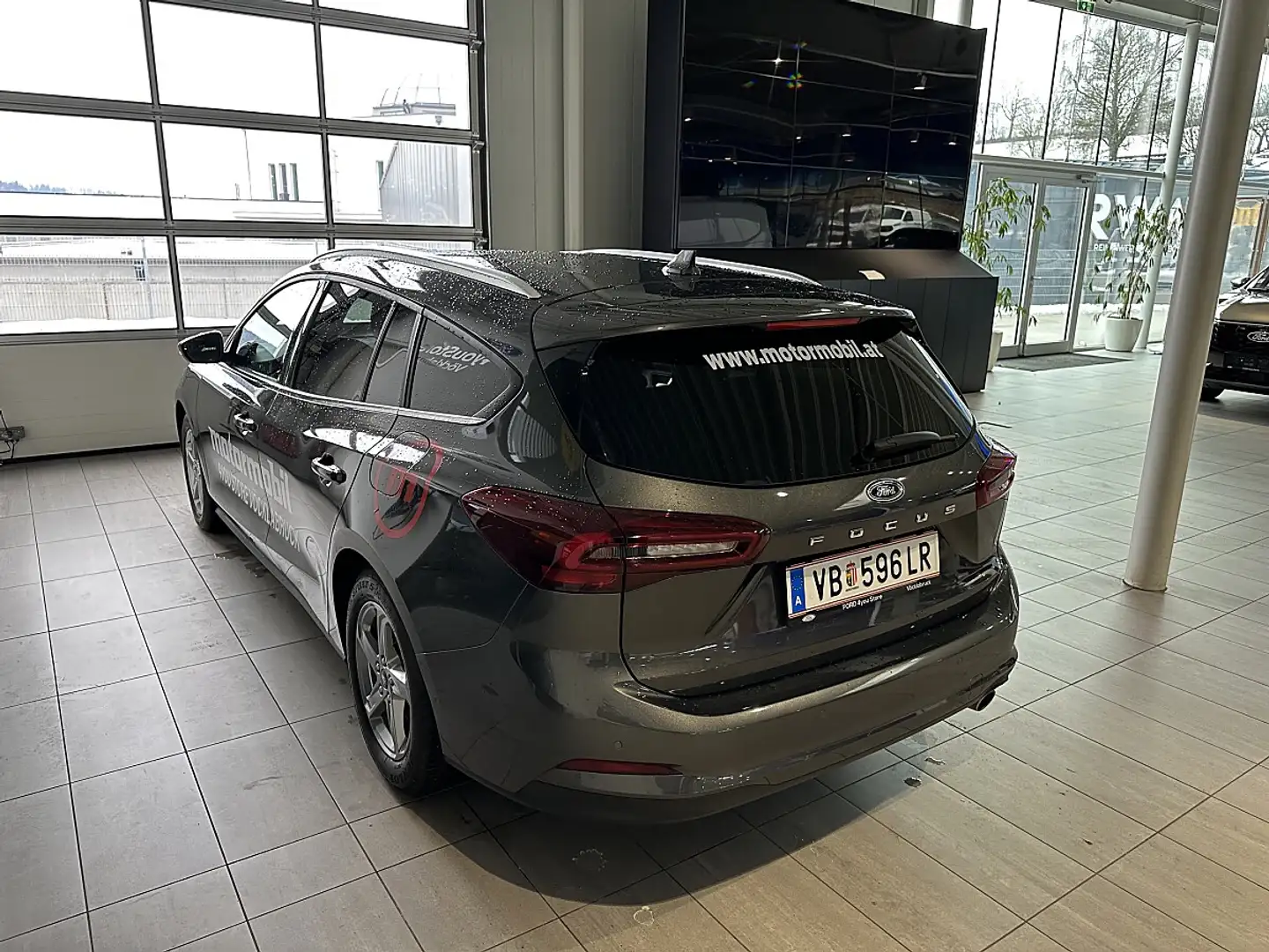 Ford Focus Turnier 1,0 EcoBoost Hybrid Titanium Edition Aut. Grau - 2