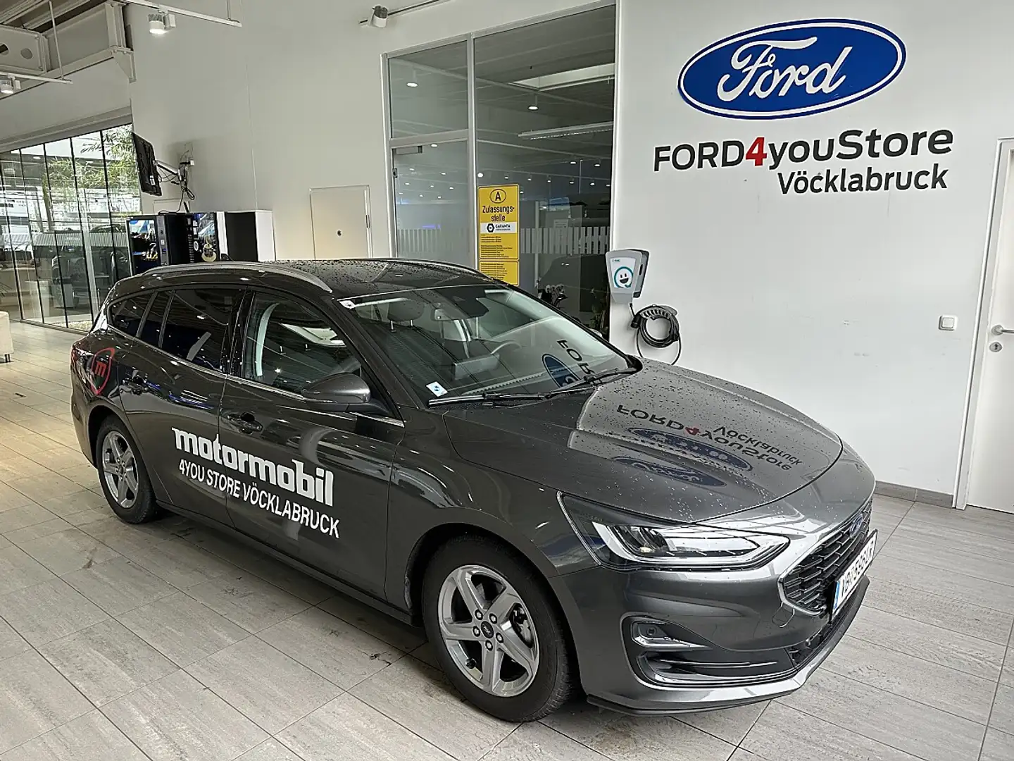 Ford Focus Turnier 1,0 EcoBoost Hybrid Titanium Edition Aut. Grau - 1
